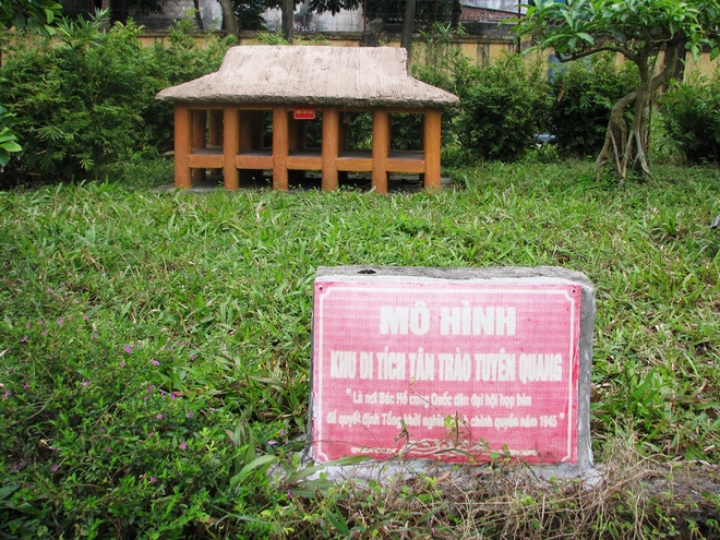 The model of Tan Trao communal house in Tan Lap village, Tan Trao commune, Son Duong district in the northern province of Tuyen Quang where the national congress was held in 1945 to adopt the general uprising for seizing power in August, 1945.