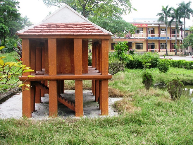 The model of house on stilts in Hanoi where President Ho Chi Minh lived and worked for the longest period of time in his revolutionary process.