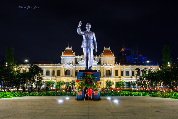 The building of the Ho Chi Minh city People’s Committee with the statue of President Ho Chi Minh