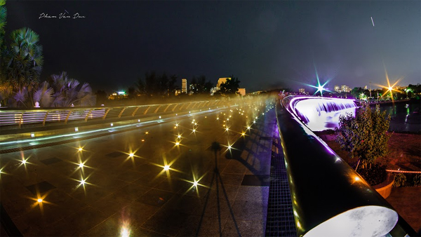 Anh Sao Bridge sparkling at night.
