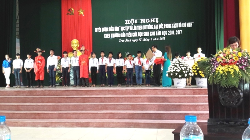 The event was attended by deputies from branches and departments of Truc Ninh district and Nam Dinh province, as well and 300 outstanding teachers and pupils in studying and following of President Ho Chi Minh’s ideology, morality and style in the 2016 - 2017 period.