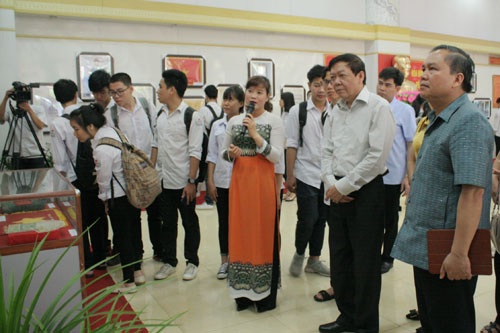 Photo: Visitors to the showroom (Source: cinet.vn)