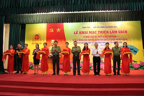 Cutting ribbon to open the exhibition (Source: qdnd.vn)