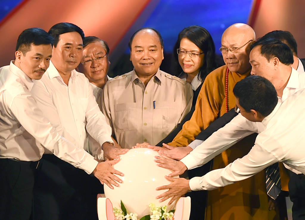 Prime Minister Nguyen Xuan Phuc calls on support for poor. (Photo: VGP)