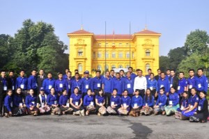 Lao youth and students visit President Ho Chi Minh relic site