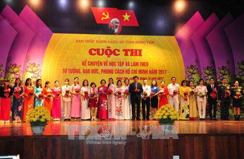 Hung Yen province’s leaders present prizes to outstanding candidates. (Photo: CPV)