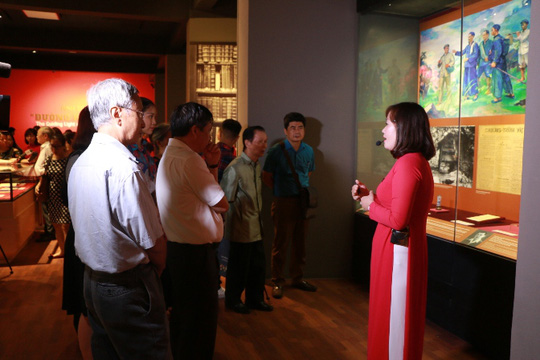 Visitors to the exhibition (Source: nld.com.vn)
