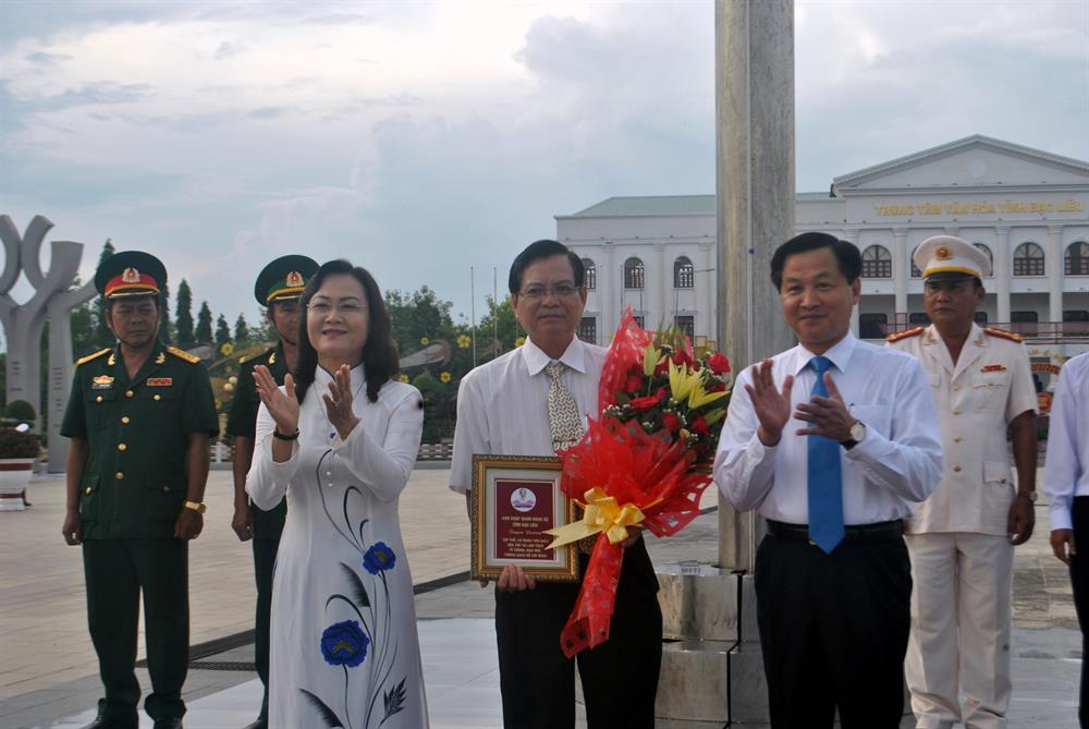 Secretary Le Minh Khai and Deputy Secretary Le Thi Ai Nam present the certificates to the units
