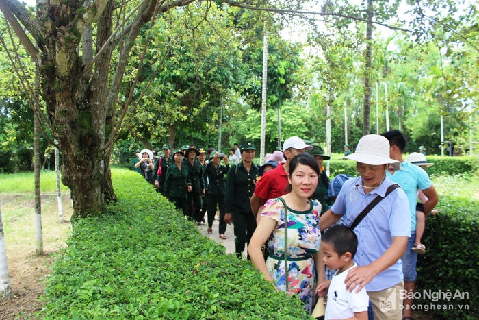 Tourists visited the relic. (Photo: baonghean.vn)