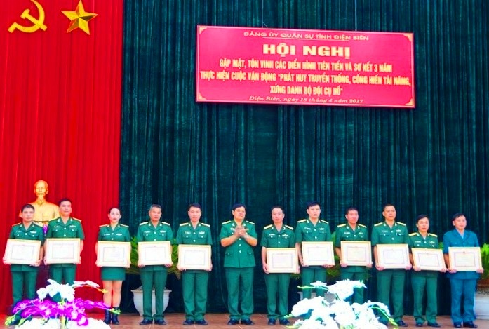 The individuals were honoured for their outstanding performance in the campaign. (Photo: Tuyengiao News)