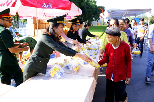 Staff from the management of President Ho Chi Minh’s mausoleum served water and bread for visitors
