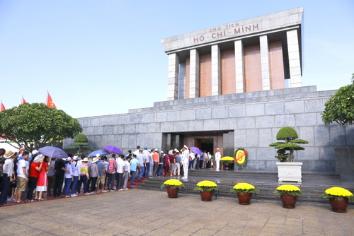 Visitors entered the mausoleum to commemorate the President. (Photos by Kim Son)