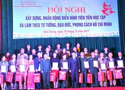 Outstanding followers of President Ho Chi Minh’s ideology, morality and style honoured (Photo: PANO)