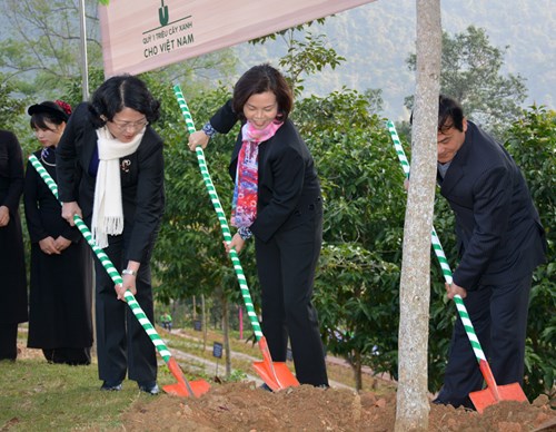 Vice State President Dang Thi Ngoc Thinh and delegates plant trees under the program. (Photo: PANO)