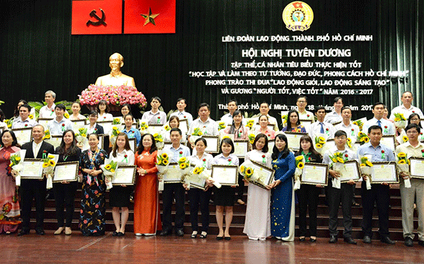 Collectives and individuals honoured (Photo: voh.com.vn)
