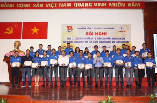 EVN HCMC Deputy Director Pham Quoc Bao and leader from the Ho Chi Minh city Communist Youth Union presents certificates of merit to 26 outstanding young followers of Uncle Ho’s teachings. (Photo: thanhuytphcm.vn)