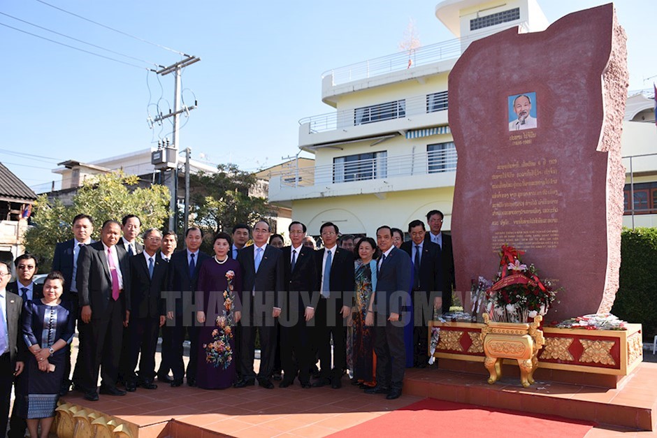 Ho Chi Minh city’s high ranking delegation at the Uncle Ho commemorative site in Laos’ Savannakhet province. (Photo: thanhuytphcm.vn)