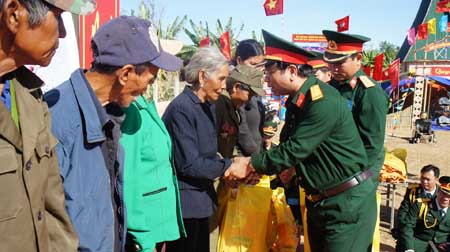 Leaders of the Military Zone 5 present Tet gifts to poor families in Kon Tum province. (Photo: VGP)