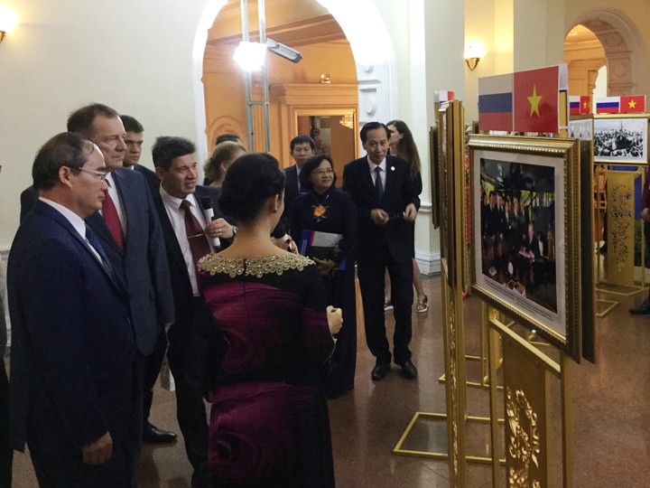 Visitors to the exhibion to mark the 95th anniversary of President Ho’Chi Minh's first arrival in Russia