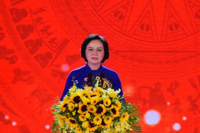 Pham Thi Thanh Tra delivers a speech marking the 60th anniversary of Uncle Ho’s visit to Yen Bai province. (Photo: baoyenbai.com.vn)