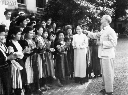 Uncle Ho met female delegates from ethnic minority groups in Ha Giang province who visited Hanoi in 1963.