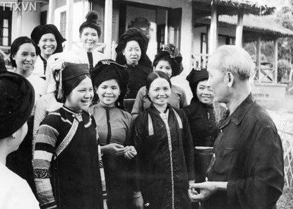 Female representatives from ethnic minority groups in the northwestern region were very happy to meet Uncle Ho in 1959.