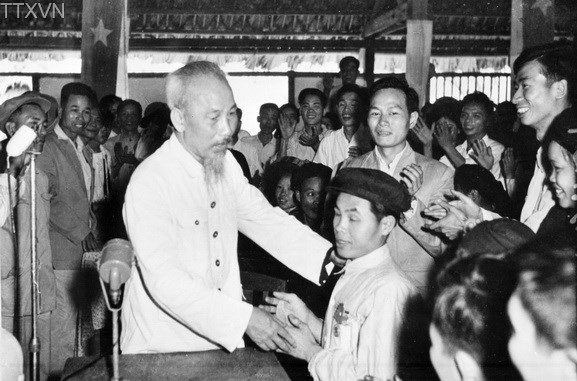 Uncle Ho visited Pham Trung Pon who was blind in both eyes and had made initiatives to improve agricultural tools in 1960.
