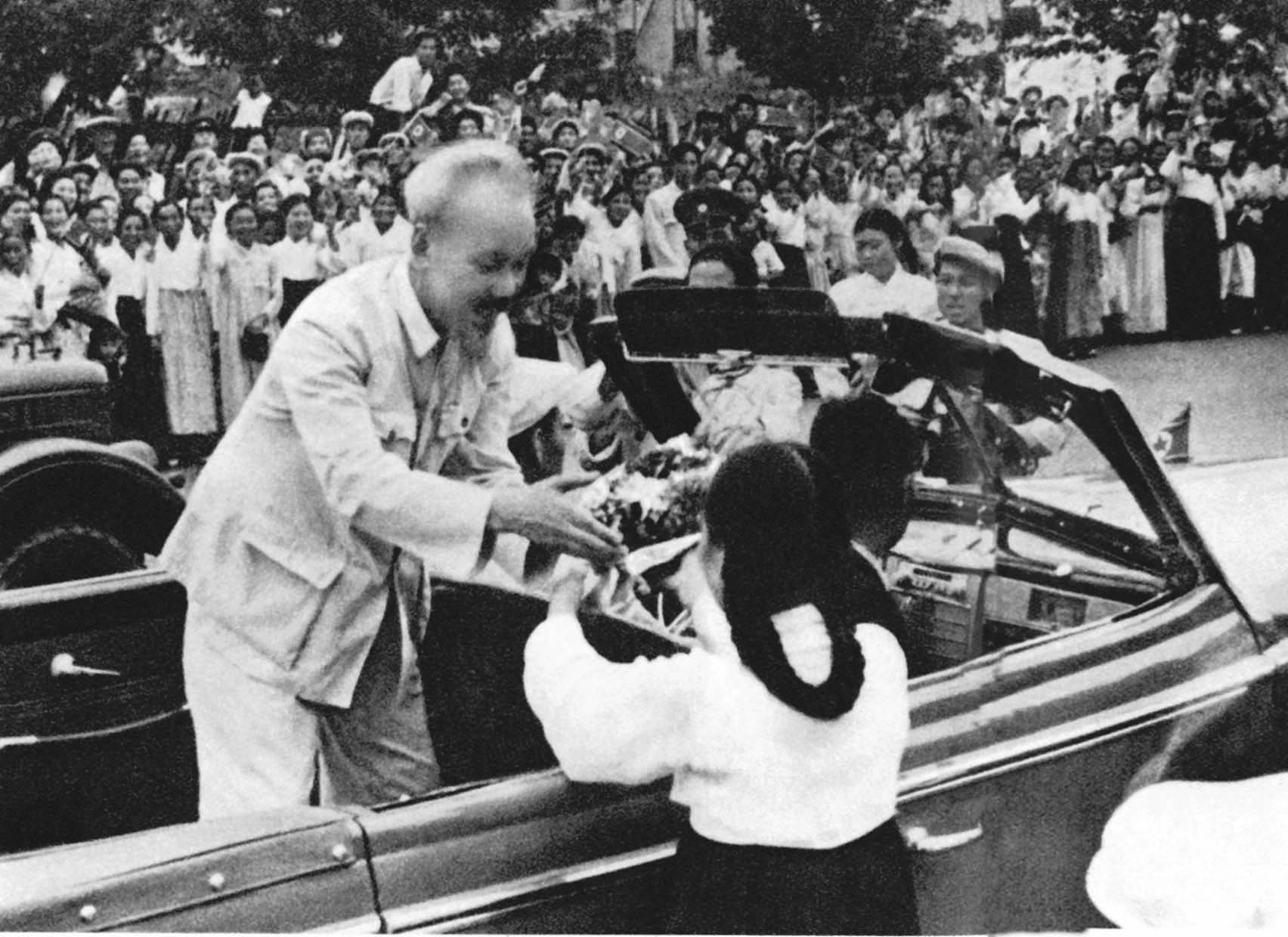 The people of Pyongyang Capital City welcome President Ho Chi Minh visiting the People’s Democratic Republic of Korea (July 8th, 1957)