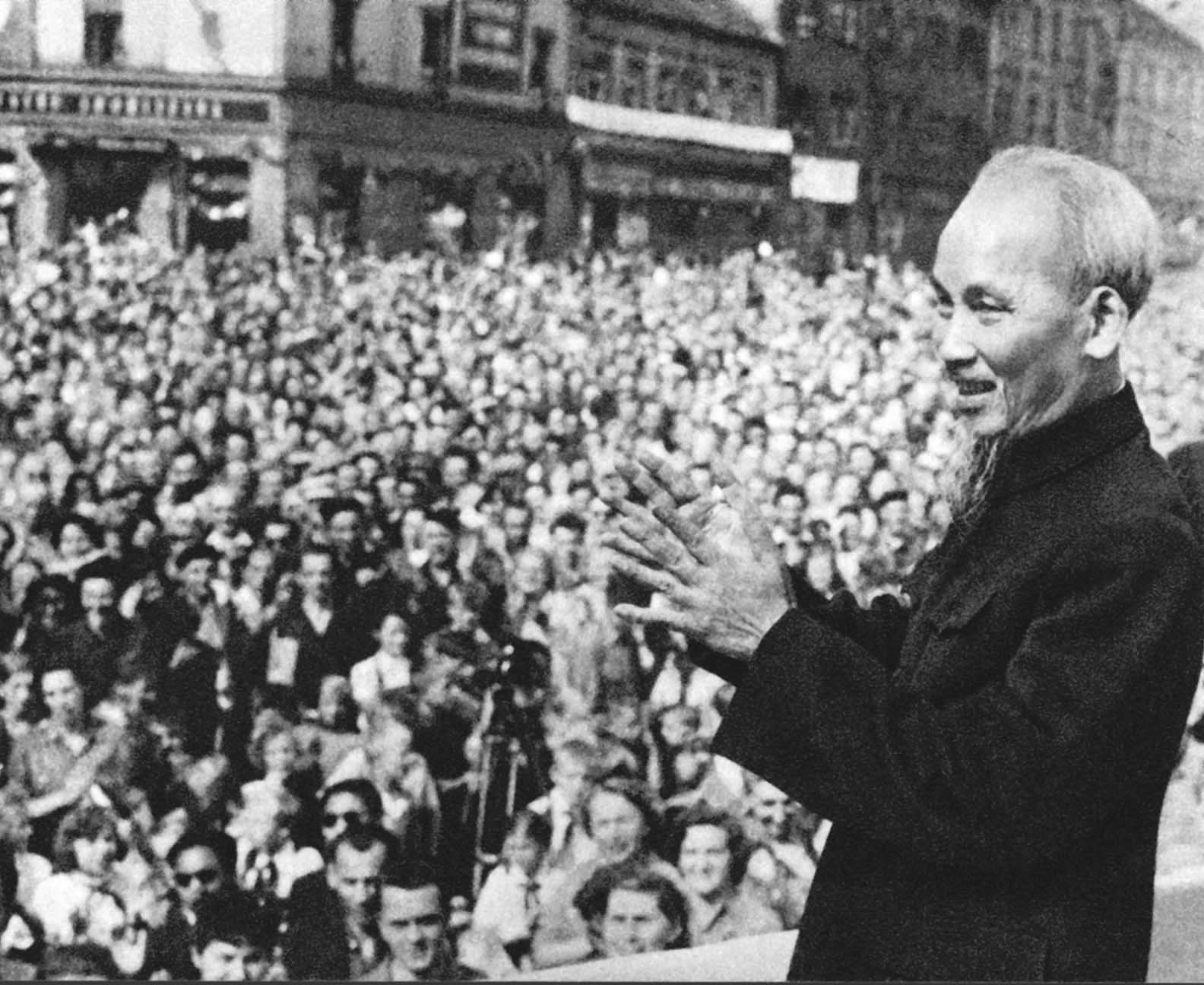 President Ho Chi Minh talking to the workers of Viosani industrial zone during his friendship visit to the Socialist Republic of Czechoslovakia.