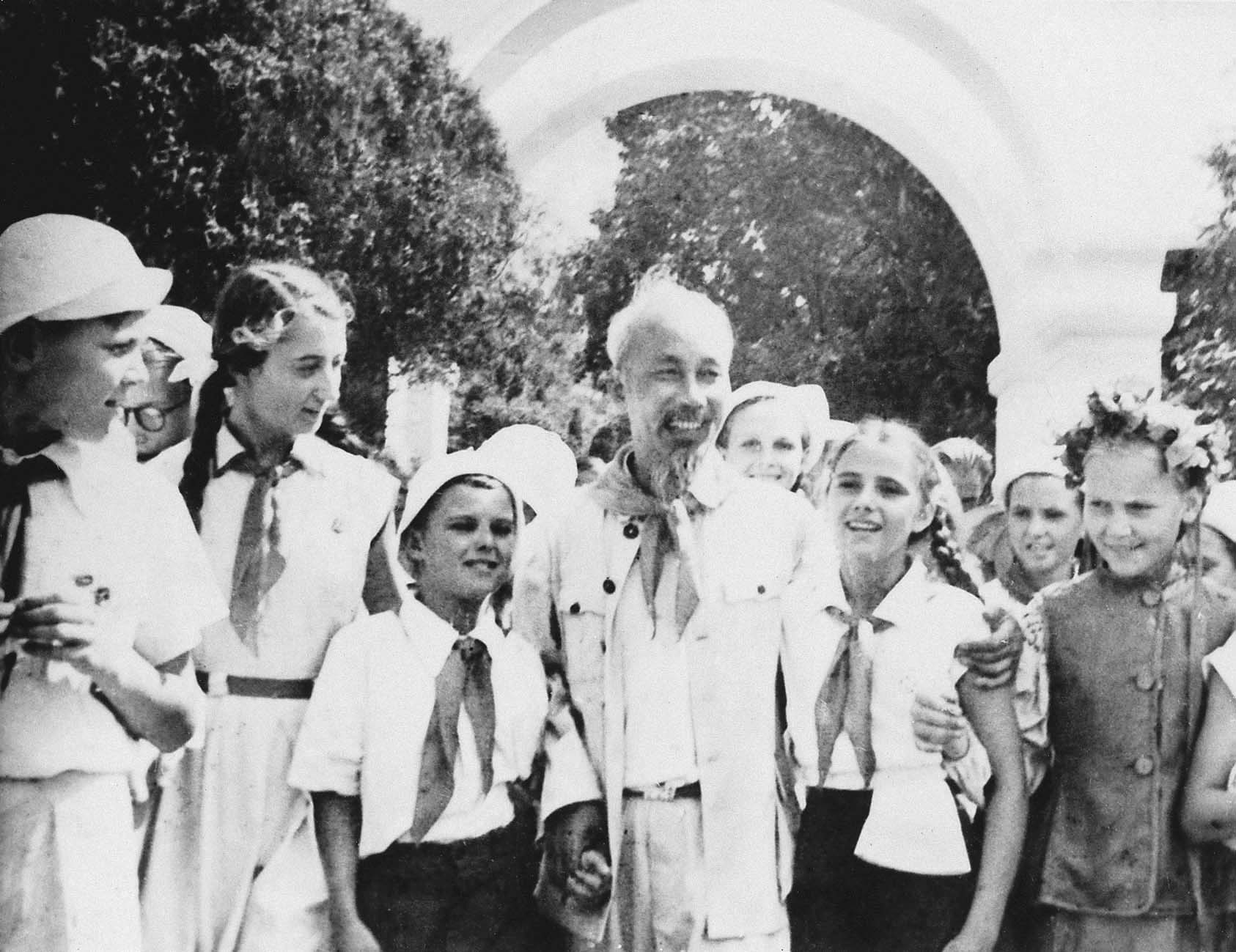 Uncle Ho with children of the Soviet Union (August 1957)