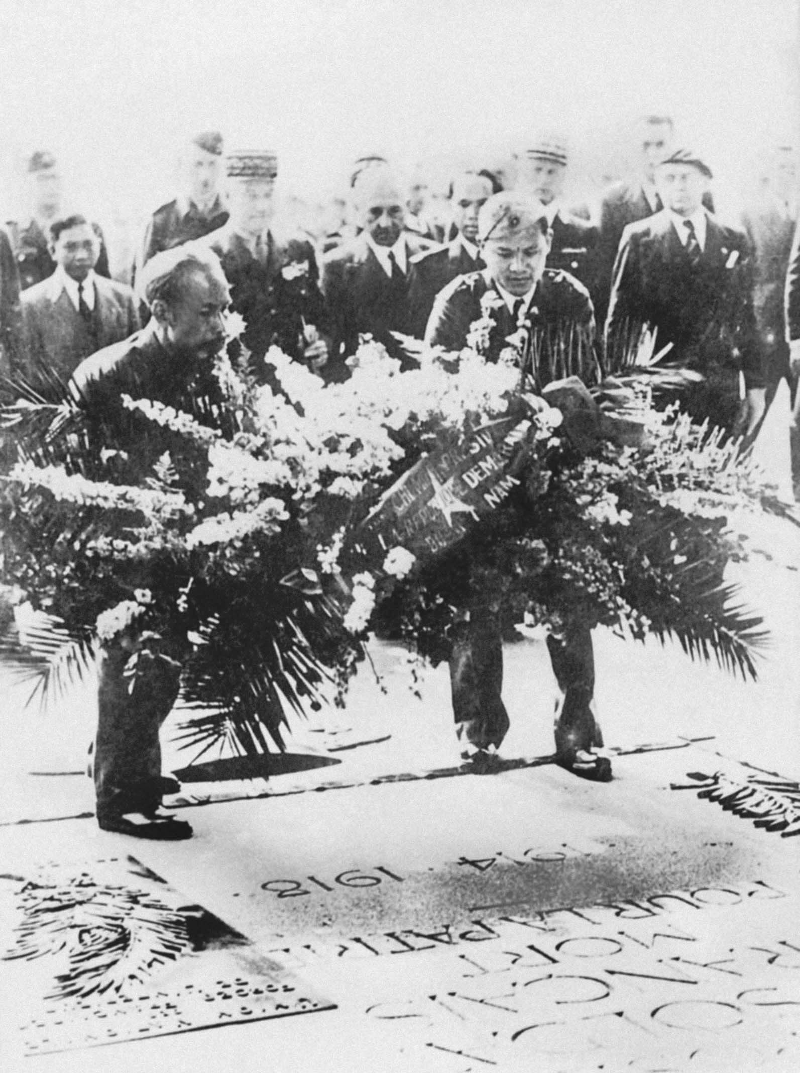 President Ho Chi Minh laying a wreath in tribute to the fighter for the independence and freedom of France at the Triumphal Arch, Paris, France (June, 1946)