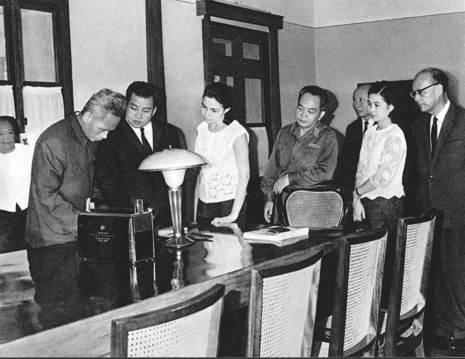 King Norodom Sihanouk visiting the residence and office of President Ho Chi Minh at the Presidential Palace (May 27th, 1970)