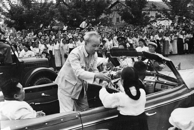 Nhân dân thủ đô Bình Nhưỡng đón mừng Hồ Chủ tịch sang thăm hữu nghị nước Cộng hòa dân chủ nhân dân Triều Tiên (1957)