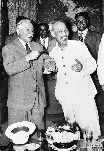 Hồ Chủ tịch và đồng chí Vôrôsilốp, Chủ tịch Đoàn Chủ tịch Xô Viết tối cao Liên Xô sang thăm Việt Nam năm 1957