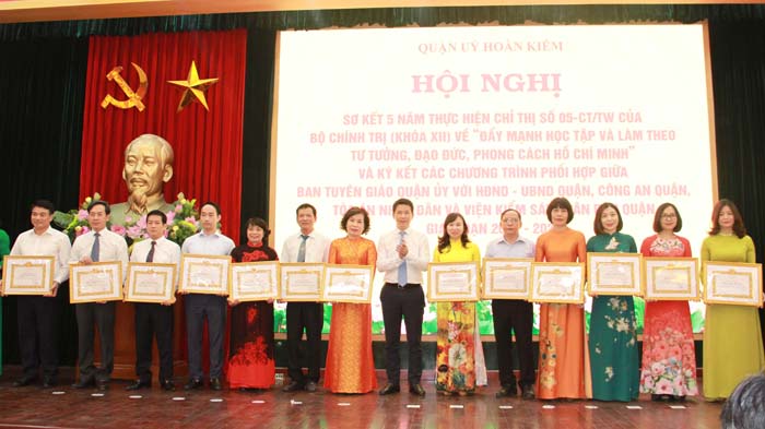 Individuals honoured at the meeting (Photo: hanoi.gov.vn)