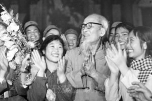 Poet Tran Dang Khoa shares his feelings with President Ho Chi Minh