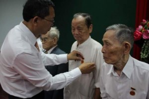 Awarding Party Badge to 483 members on occasion of 131st anniversary of Uncle Ho’s birth