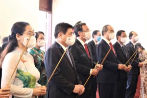 HCMC leaders offer incense to President Ho Chi Minh at HCMC-based Ho Chi Minh Museum