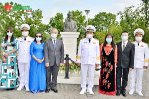 Vietnamese navy delegation pays tribute to President Ho Chi Minh in Russian City