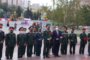 Vietnamese army delegation pay tribute to President Ho Chi Minh in Russia