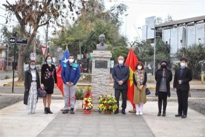 Vietnamese people in Chile pay tribute to President Ho Chi Minh