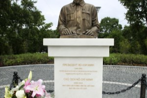 Overseas Vietnamese in Russia’s Vladivostok offer flowers to President Ho Chi Minh