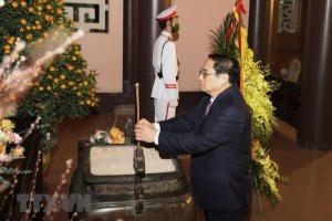 Government leader pay homage to President Ho Chi Minh