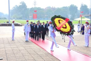 Delegation of Lao Committee for Peace and Solidarity pays tribute to President Ho Chi Minh