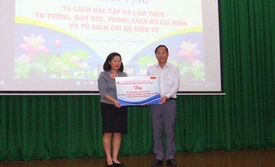 Ceremony to award book set on studying and following Ho Chi Minh's thought, morality and style