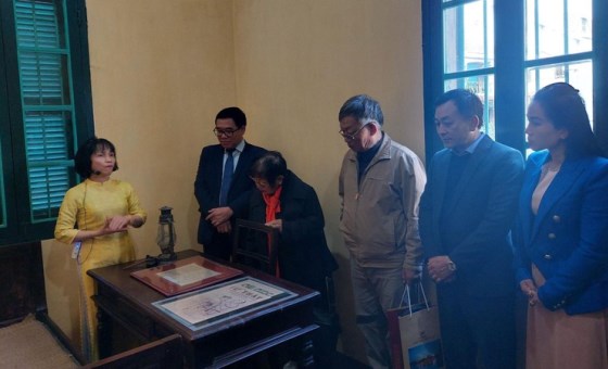 Nearly 100 objects related to Uncle Ho in a house in Van Phuc silk village on display
