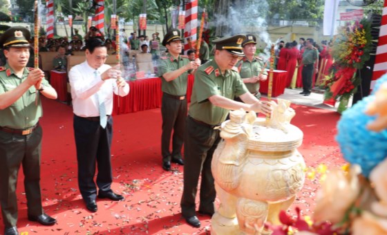 Uncle Ho Statue constructed to mark his affection for public security forces