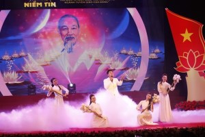 Speical art performance praise s leadership of the Party and President Ho Chi Minh City