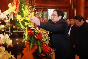 Prime Minister offers incense to President Ho Chi Minh in central Nghe An province