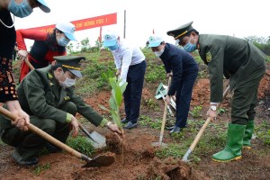 Tree-planting festival in gratitude to Uncle Ho held in Yen Bai